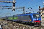 Lok E464.342 schiebt ihren Zug aus dem Bahnhof von Verona in die Abstellung.