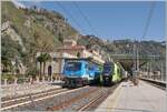 Neben dem herrlichen Bahnanlangen in Taormina Giardini gef�llt auch der bunte Bahnverkehr, hier mit der FS Trenitalia E 464 231 mit ihrem Nachtzug nach Siracusa und einem in dem neune FS Trenitalia gehaltenen Coradia Stream Pop ETR 104 auf dem Weg nach Messina. 

13. M�rz 2026 