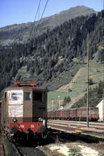 FS E 636 251 und im Hintergrund zieht eine E 645 064 einen Güterzug durch die Brenner-Station am 01.10.1982.