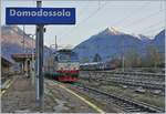 Die FS Trenitalia E 652 110 ist von Domo II kommend in Domodossola eingetroffen um nach dem Richtungswechsel auf der Linie nach Novara eine längeren Hochbordwagenzug abzuholen und sich mir dann