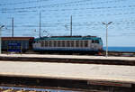 Auch auf Sizilien gibt es Güterzüge....
Die Mercitalia Rail, Tiger E.652 116 (91 83 2652 116-1 I-MIR), ex Trenitalia E.652 116, fährt am 20.07.2022 von Messina kommend, mit einem kurzen Schiebewandwagen-Zug, durch den Bahnhof Catania Centrale in Richtung Süden.
