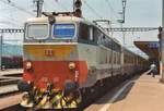 Am 20 Juni 2001 steht E 656 011 vor einer IC nach Milano Centrale in Chiasso.