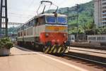 Am 20 Juni 2001 lauft E 656 011 um in Chiasso.