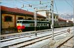 In den Tiefen meines Archives gefunden: Ein FS E 656 mit einen Schnellzug aus SBB RIC Wagen wartet in Ventimiglia auf ihren Abfahrt. 

Analogbild vom M�rz 1988