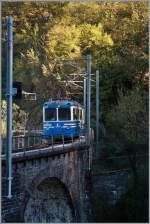 Ein Hauch Herbst im Val Vigezza: Bei schon tiefem Sonnenstand fährt Der ABe 8/8 N° 22  Ticino  als Regionalzug 265 über das Rio Graglia Viadukt zwischen Trontano und Verigo. 24. Okt. 2014