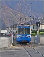 Als Bildvariante mit mehr Zug und weniger Berg: Der SSIF ABe 8/8 23  Ossola  verl�sst als Regionalzug nach Re den SSIF Bahnhof von Domodossola.