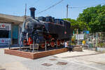 Gleich zwei Dampfloks, und die eine dampft noch....;-)     Die FS Schmalspur Zahnrad-Dampflokomotive R.370 012 als Denkmal am Bahnhof Catania Centrale am 20.07.2022.