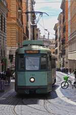 Tram 7101 schlänget sich durch die Schmalen Straßen von Rom dem Halt am Bahnhof Termini entgegen.