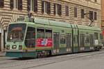 Die Tram 9028 an der Haltestelle in der Avenue Napoleon III, zudem ist sie als Fahrschule unterwegs.