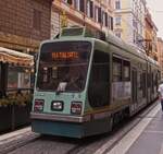 Tram 9018 kommt mir in einer engen Straße in Rom entgegen.