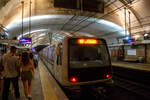 Ein Triebzug der vom Typ CAF (Construcciones y Auxiliar de Ferrocarriles) MB 400 der Metro Rom (Metropolitana di Roma) auf der Linie B verlässt am 12.07.2022 die Station Termini in Richtung