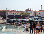 Neben Buslinien und vor allen den Wasserbuslinien, gibt es in Venedig auch eine Straßenbahn....