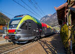 Der Trenitalia ETR 170 103, ein sechsteiliger Stadler FLIRT (MS für I / A) hat am 27.03.2022, als Regionalzug von Brenner/Brennero via Bozen/Bolzano nach Meran/Merano, den Bahnhof