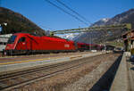 Der ÖBB Railjet (RJX 184), von Bolzano/Bozen via Brennero/Brenner, Innsbruck Hbf und Salzburg Hbf nach Wien Hbf, rauscht am 26.03.2022 Steuerwagen voraus durch den Bahnhof Gossensaß/Colle