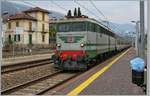 Die historisch hergerichtet  FS E 646 158 erreicht mit einem Regionalzug den Bahnhof von Stresa.