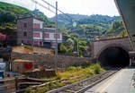 Der Cinque Terre Bahnhof Vernazza an der Bahnstrecke Pisa–Genua (RFI Strecke-Nr. 77 / KBS 31 La Spezia–Genua) am 22.07.2022. Hier mit Blick (und Durchblick) auf den südlichen Tunnel Gleis 2/Bahnsteig 2 (in Richtung La Spezia).