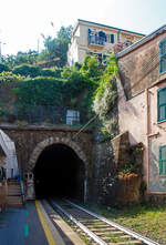 Der Cinque Terre Bahnhof Vernazza an der Bahnstrecke Pisa–Genua (RFI Strecke-Nr. 77 / KBS 31 La Spezia–Genua) am 22.07.2022. Hier mit Blick (und Durchblick) auf den südlichen Tunnel Gleis 1/Bahnsteig 1 (in Richtung La Spezia).
