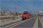 Der FS Trenitalia ETR 700 011 (ex Fyra) ist als Frecciarossa 8816 von Lecce nach Venezia S.L. unterwegs und fährt mit hoher Geschwindigkeit durch den Bahnhof von Trani. 

22. April 2023