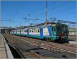 In Novara wartet der erwürdige Ale 724 077 als Regionalzug 20174 auf die Abfahrt nach Arona.