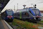 Diesel Triebzug ATR 120.403 steht am Bahnsteig in Verona, wird in Kürze in Richtung Rovigo abfahren, daneben der Dieltriebzug Aln 502. 03.05.2025