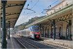 Der Zug spielt ist bei diesem Bild nur eine Nebenrolle; vielmehr zeigt das Bild zahlreiche kleine Details im Bahnhof von Taormina Giardini, wie z.B die Bahnhofsuhr, die Bahnsteigdachkonstruktion, die Beleuchtung oder des ehemalige Stellwerk. Zudem ist sehr sch�n die Streckenf�hrung Richtung Naxos zu sehen, mit dem kurzen Tunneldurchblick gleich nach dem Bahnhof von Taormina. Und nicht zuletzt sind noch ein paar Pixel Meer zu sehen. 
Trotzdem noch ein paar Worte zur einfahrend Zug: der FS Trenialia ETR 104 079 Coradia Stream Pop ist als Regionale Veloce RV 5382 auf dem Weg von Siracusa nach Messina. 

13. M�rz 2026