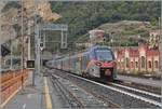 Die FS Trenitalia ETR 104 139 und 136 sind als RE 3115 auf dem Weg nach Ventimiglia und konnten bei der Abfahrt in Finale Ligure fotografiert werden.

30. September 2026. 