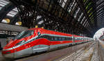   Der Frecciarossa 1000 - ETR 400.34 der Trenitalia steht am 14.09.2017 im Bahnhof Milano Centrale (Mailand Zentral) zur Abfahrt bereit.