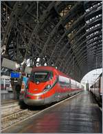 Der schöne FS Trenitalia ETR 400 Frecciarossa 1000 unter der grossen Bahnhofshalle von Milano Centrale.