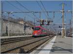 Der Trenitalia FS ETR 400 048 ist als FR 9291 von Paris Gare de Lyon nach Milano Centrale unterwegs und erreicht Chambéry-Challes-les-Eaux.