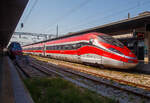 Der Trenitalia Frecciarossa 1000 ( Rote Pfeil 1000 ),  der ETR 400 23 am 24.07.2022 im Bahnhof Venedig Santa Lucia (Statione di Venezia Santa Lucia).