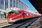 Ein Frecciarossa 1000 von Trenitalia fährt in den Bahnhof von Chambéry - Challes-les-Eaux ein.