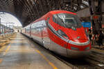 Da ist unser Zug nach Roma Termini...
Der Trenitalia Frecciarossa 1000 - ( Rote Pfeil 1000 ), der ETR 400 40 ist am 12.07.2022 im Bahnhof Milano Centrale (Mailand Hbf), als Frecciarossa 1000 / AV 9631 nach Napoli Centrale, bereitgestellt. 