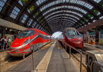 Zwei ungleiche Gesichter von Hochgeschwindigkeitstriebzügen am 12.07.2022 im Bahnhof Milano Centrale (Mailand Hbf):  Links der Trenitalia Frecciarossa 1000 ( Rote Pfeil 1000 ), der ETR.400.31 und