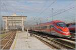Der FS Trenitalia ETR 400 033 verlässt den Bahnhof Milano Centrale, links im Bild das schon vor einigen Jahren außer Betrieb gesetzte und markkannte Stellwerg  Cabina A . 

8. Nov. 2022