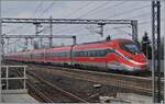 Sehr sehr schnell saust der FS Trenitalia ETR 400 044  Frecciarossa 1000  bei der Station Reggio Emilia AV südwärts.