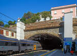 Der Trenitalia “Rock” ETR 521-048, ein fünfteiliger Elektrotriebzug vom Typ Hitachi Caravaggio, hat am 22.07.2022 den Bahnhof Riomaggiore (Cinque Terre) erreicht.
