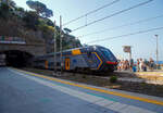 Der Trenitalia “Rock” ETR 521-048, ein fünfteiliger Elektrotriebzug vom Typ Hitachi Caravaggio, erreicht am 22.07.2022 den Bahnhof Riomaggiore (Cinque Terre).