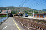 Der Bahnhof Levanto an der Italienischen Riviera (nördlich der Cinque Terre) am 22.07.2022. Der Bahnhof liegt an der Bahnstrecke Pisa–Genua (RFI Strecke-Nr. 77 / KBS 31 La Spezia–Genua),

Rechts steht der Trenitalia “Rock” ETR 521-021, ein fünfteiliger Elektrotriebzug vom Typ Hitachi Caravaggio, als Cinque Terre Express (Regionale 22923) Levanto, via Monterosso, Vernazza, Corniglia, Manarola und Riomaggiore nach La Spezia bereit. Während durch den Tunnel gerade zwei gekuppelte Trenitalia „pop“ (ETR 104) aus Richtung Sestri Levante kommen.