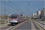 Der FS Trenitalia ETR 485 037 ist als Frecciargento 8306 in Trani bei der Durchfahrt auf dem Weg von Lecce nach Roma Termini. 

23. April 2023