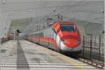 Der FS Trenitalia ETR 500 044 macht auf seiner Fahrt nach Milano einen kurzen Halt in Reggio Emilia AV.