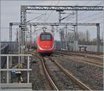 Nach einem kurzen Halt verlässt ein FS Trenitalia ETR 500 den Bahnhof von Reggio Emilia AV. 

14. März 2023