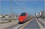 Der FS Trenitalia ETR 600 002 in neuer Frecciarossa Lackierung und ein weiterer ETR 600 sind als FR 8306 von Bari (ab 8:46) nach Roma Termini an (12:55) unterwegs und fahren mit recht hoher