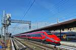 ETR 600, 01, Pendolino, hält kurz am Bahnsteig in Verona Porta Nuova, bevor er seine Fahrt fortsetzt. 09.05.2025 