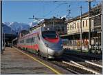 Der FS Trrenitalia ETR 610 008 verlässt als EC 50 auf der Fahrt nach Basel SBB den Bahnhof von Domodossola.