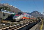 Der FS Trenitalia ETR 610 004 verlässt als EC 35 von Genève nach Milano Centrale den Bahnhof von Domodossola.