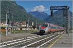 Der FS Trenitalia ETR 610 011 (und ein nicht zu sehender SBB ETR 610/RABe 503) erreichen als EC 51 (Basel SBB - Milano) den Bahnhof von Domodossola. 

25. Juni 2022