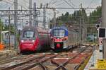 Während ein ETR BR 104 auf dem Zwischengleis Rangiert, fährt der ETR 675 22 Italo EVO, in den Bahnhof von Ferrara ein, oben rechts steht ein ETR BR 350 welcher auf seinen Einsatz wartet. 08.05.2025 