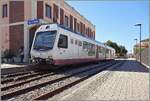 In Alghero wartet der ARST (transporti regionali della sardegna) ADeS01 (95 83 4600 001-0 [A] / 95 83 4600 101-8 [B]) Doppeltriebwagen auf die Abfahrt als AT 70 nach S�ssari. Gleise und Anlage sind sehr gepflegt, zudem verf�gt der Bahnhof neben Schal ...