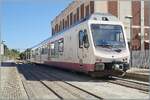 In einen zwanzigj�hrigen Reisef�hrer stand (sinngem�ss) geschrieben, dass die Bahn auf Sardinien keinen zeitgem�ssen Service mehr bieten, die Fahrt der langsamen Z�ge aber gerade f�r Touristen einen besonderen Reiz aus�ben. 
Nun, leider hatten wir n ...