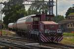 Das Ziehen der Kesselwagen klappte im Bahnhof von Ferreara, aber das zurückschieben ist zu schwer für Diesellok D 255 2001, Hilfe naht.